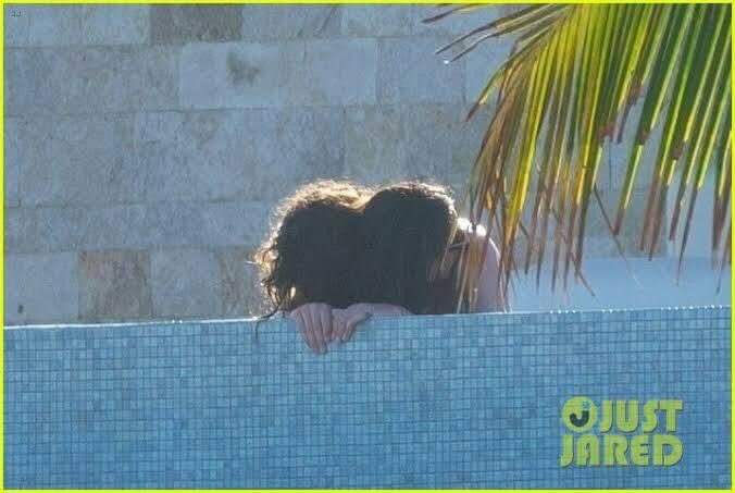 Timothée Chalamet muestra el trasero y tremenda erección en vacaciones con Eiza González