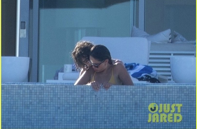 Timothée Chalamet muestra el trasero y tremenda erección en vacaciones con Eiza González