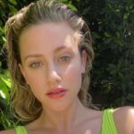 Lili Reinhart revela que es bisexual y se une a protestas en apoyo a la comunidad