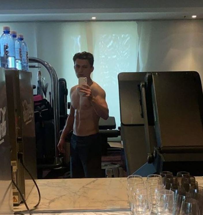 Tom Holland enciende las redes con una foto nueva de sus abdominales