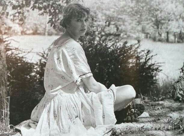 Taylor Swift ha lanzado de manera sorpresiva la versión deluxe de su álbum "Folklore"