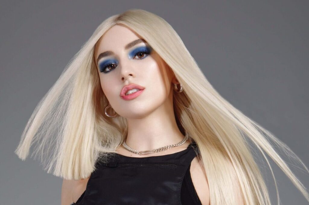 Ava Max abandonó reunión en Zoom después de que supuesto fan la llamó 'Trans'