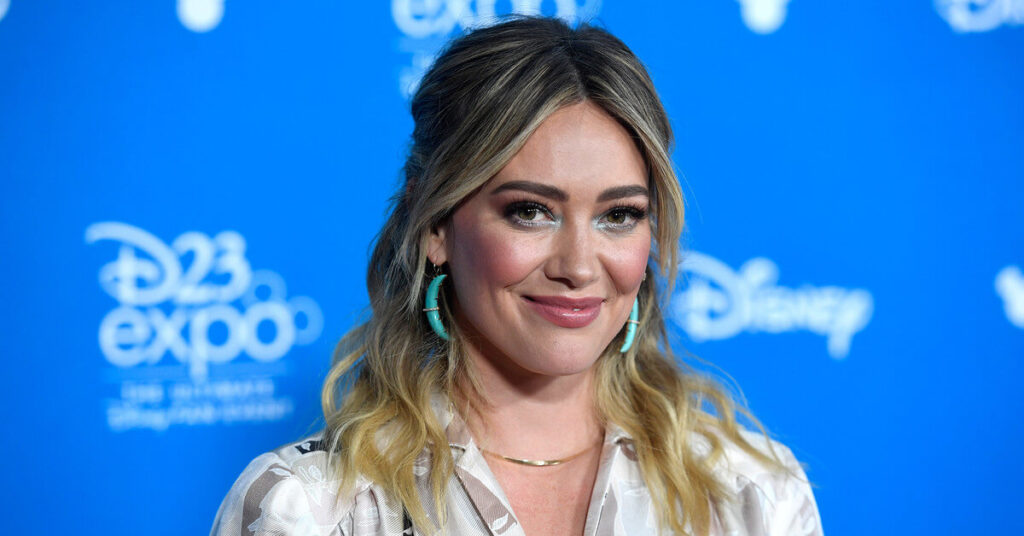 Esposo de Hillary Duff se tatuó la cara de la artista en su trasero