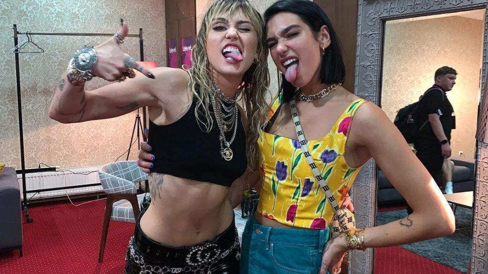 Miley Cyrus ha revelado que su esperado dueto con Dua Lipa 'llegará muy pronto'