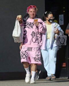 Demi Lovato estaría saliendo con el rapero Mood Sun luego de haberseles visto besándose Demi junto al rapero Mood Sun saliendo de un restaurant