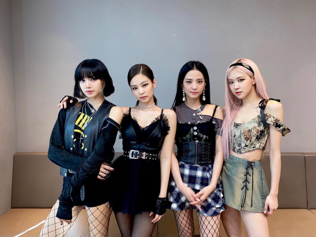 BLACKPINK sufre de críticas por interactuar con un bebe panda usando cosméticos