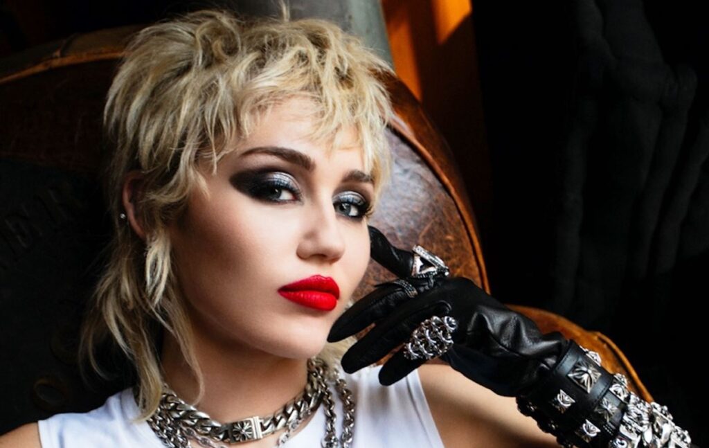 Nuevo álbum de Miley Cyrus 'Plastic Hearts' es saboteado por su disquera y no llega a tiendas físicas