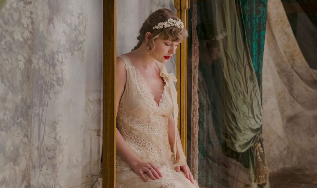 Taylor Swift estrena su noveno álbum de studio 'evermore' junto a un fantasioso video musical