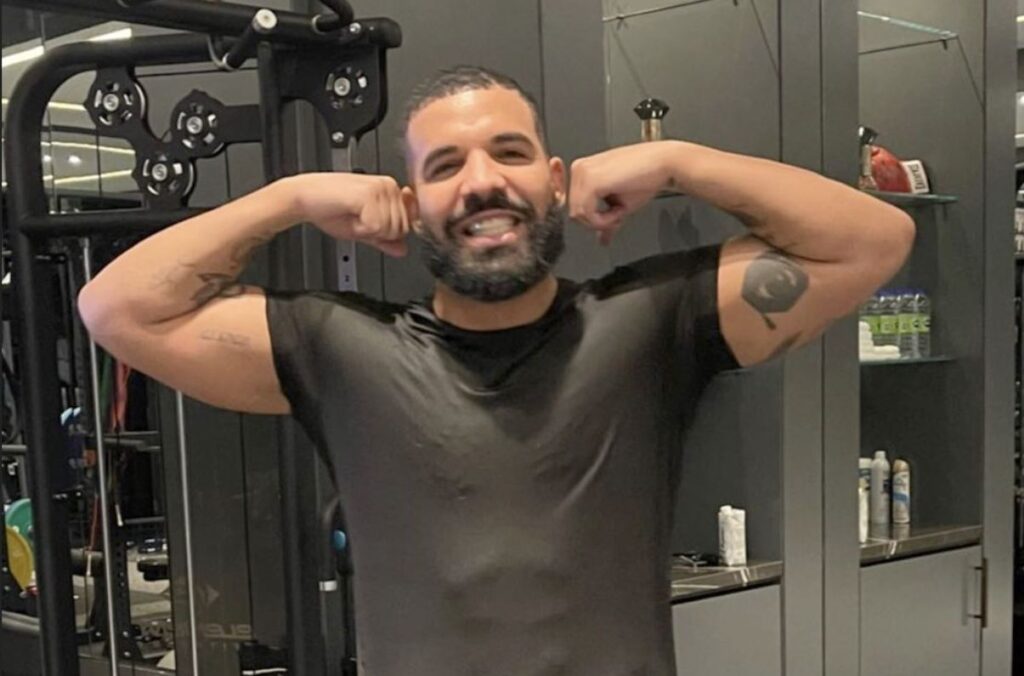 Drake publica foto ejercitándose en el gimnasio y se viraliza por su pronunciado paquete