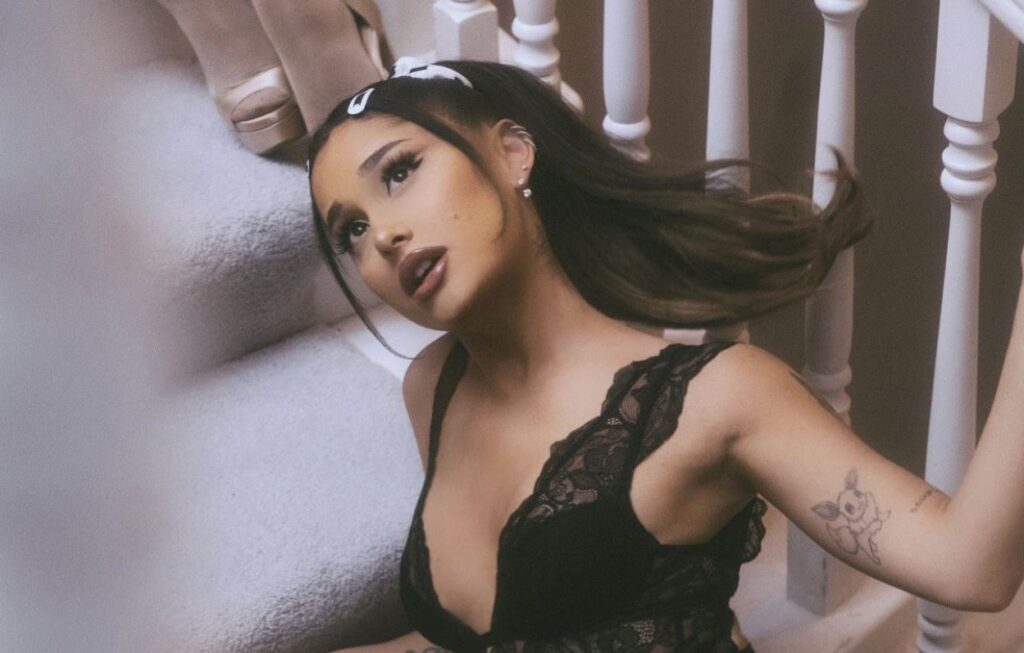Fans piensan que Ariana Grande canta sobre el semen en la versión deluxe de 'Positions'