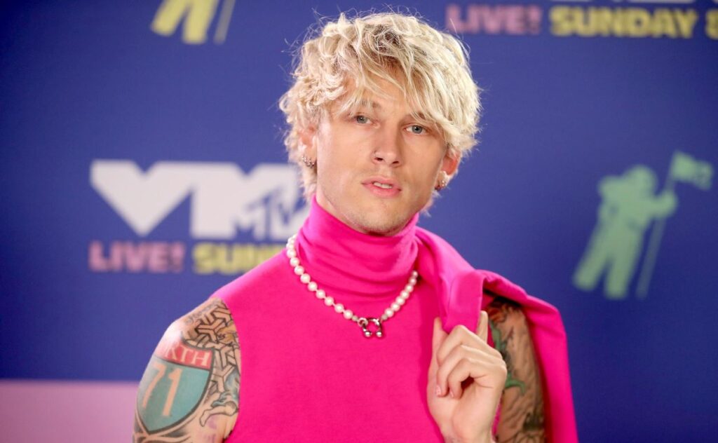 Machine Gun Kelly vende vibradores como merchandising del día de San Valentín en su sitio web