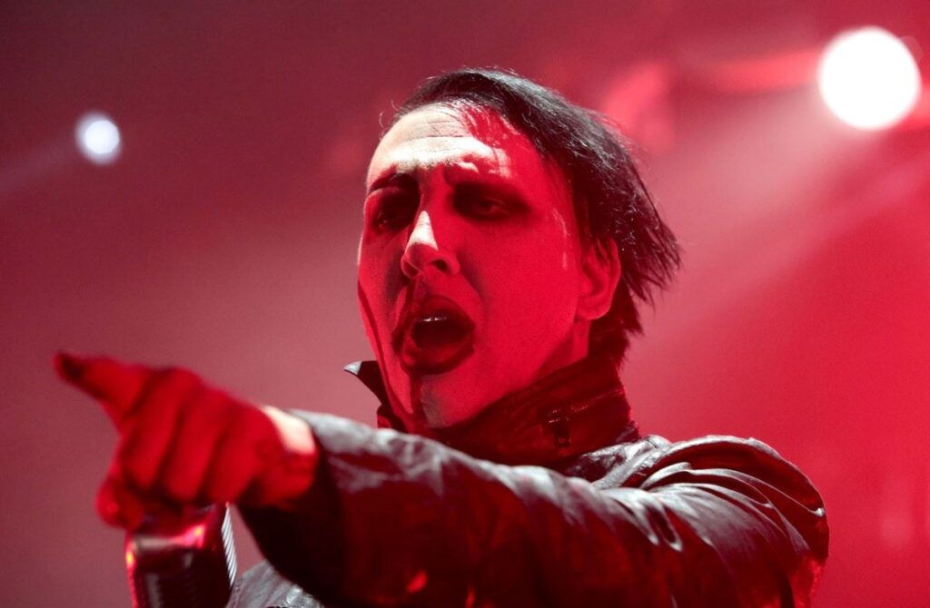Marilyn Manson es despedido de su disquera tras ser acusado de abuso y maltrato físico por sus exparejas Marilyn Manson es despedido de su disquera tras ser acusado de abuso y maltrato físico por sus exparejas