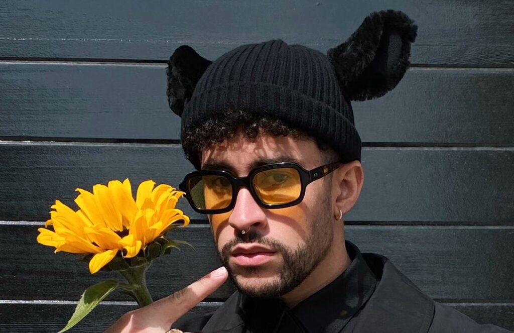 Bad Bunny publica foto sin nada de ropa mientras se ducha y enciende las redes sociales