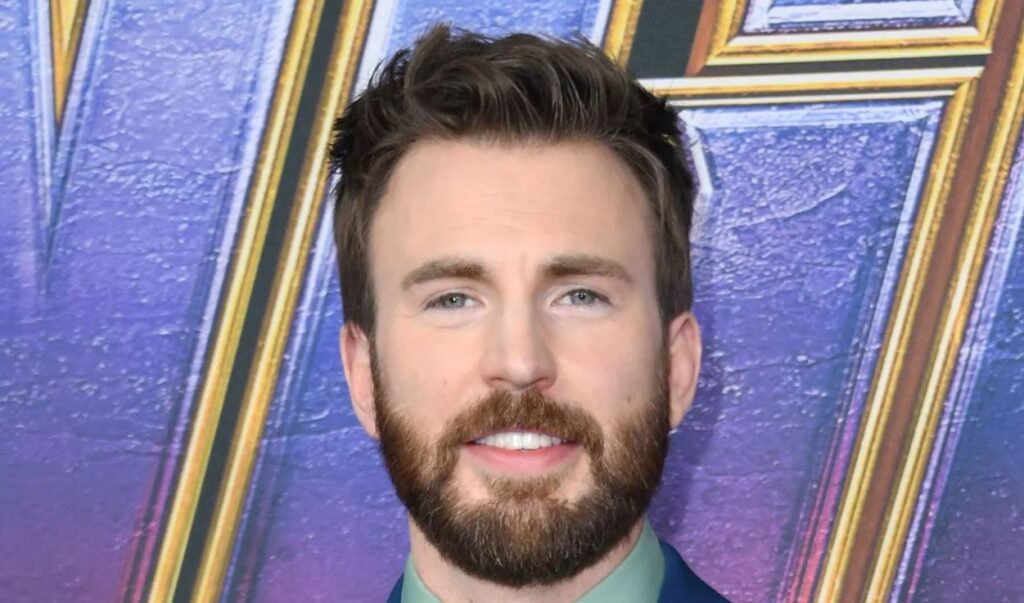 Chris Evans enciende a las redes sociales al volver a mostrar durante un descuido una parte de sus tatuajes en el pecho