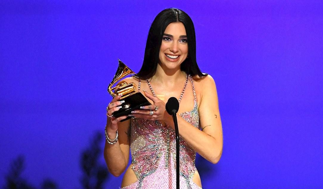 Dua Lipa recibe un gran susto en la Ciudad de México tras fanático que se le aventó (VIDEO)