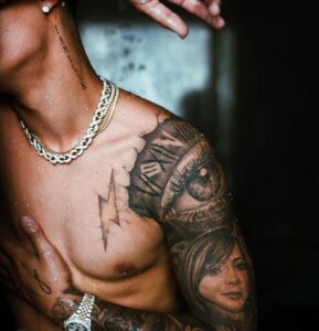 Cantante latino Lunay enciende las redes sociales por candentes fotografías íntimas Cantante latino Lunay enciende las redes sociales por candentes fotografías íntimas