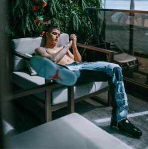 Cantante latino Lunay enciende las redes sociales por candentes fotografías íntimas Cantante latino Lunay enciende las redes sociales por candentes fotografías íntimas