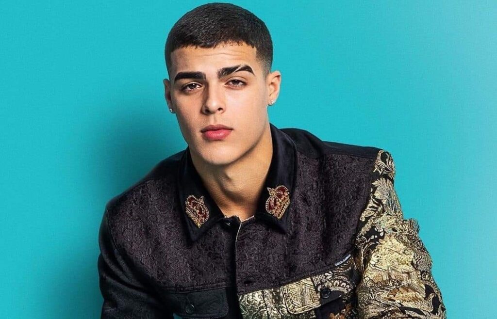 Cantante latino Lunay enciende las redes sociales por candentes fotografías íntimas