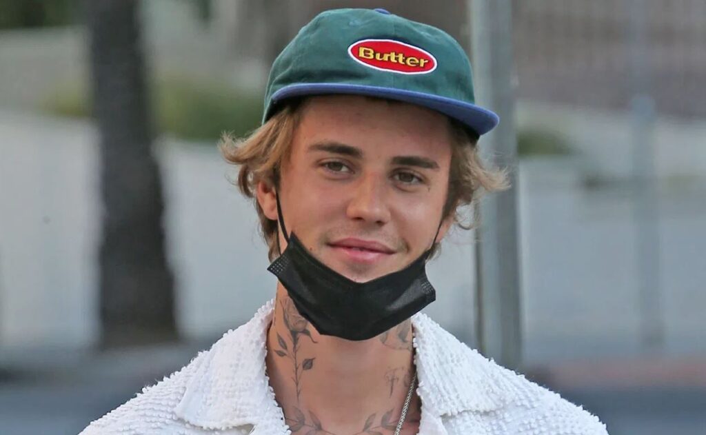 Vea como la mamá de Justin Bieber lo regaña en público por volverse a tatuar