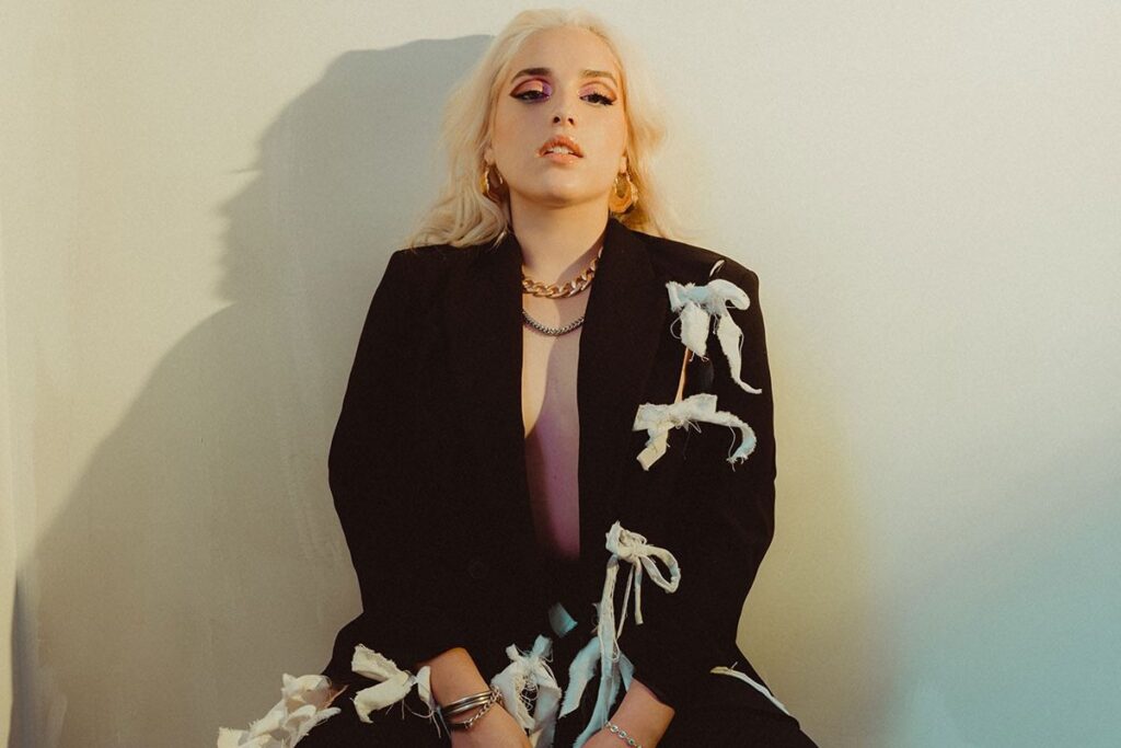 Conoce a Elena Rose, cantautora venezolana que está revolucionando la industria musical latina