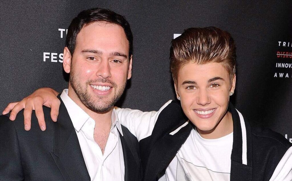 Scooter Braun bajo fuego por publicar que 'Peaches' se mantenía en el #1 cuando ni Chart Data ni Billboard lo habían confirmado