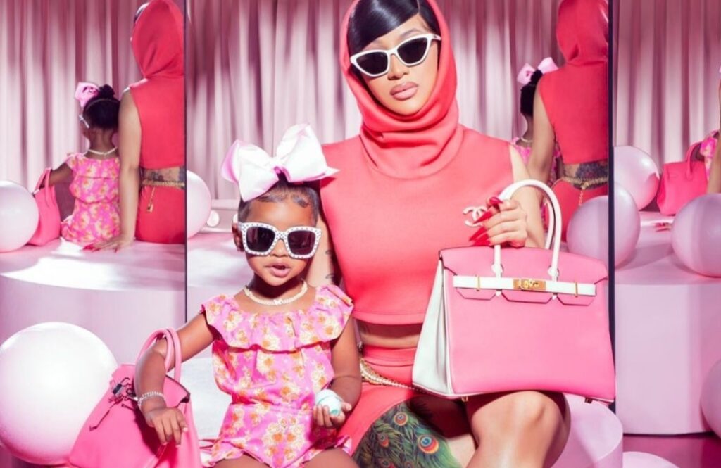 Cardi B recibe insultos misóginos por la manera en que viste a su hija