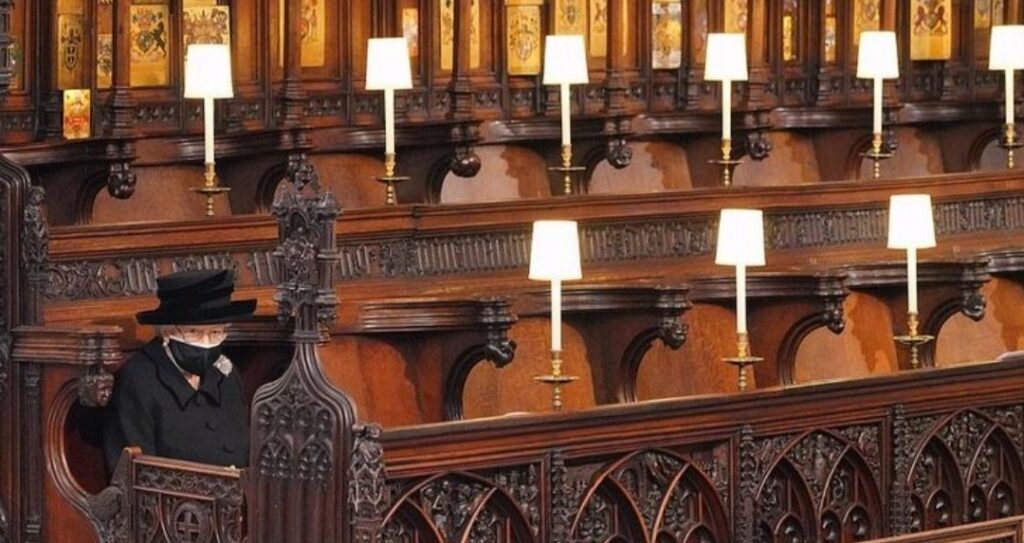 Descubre las desgarradoras imágenes de la Reina Isabel II durante el funeral del Príncipe Felipe