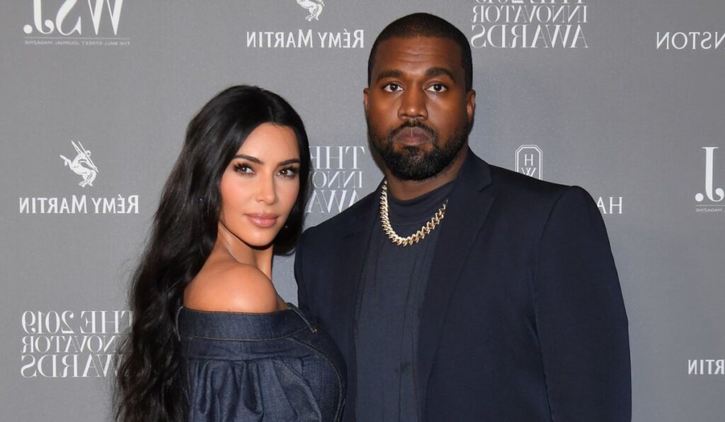 Kanye West en medio de tramites de divorcio continua usando su anillo de boda