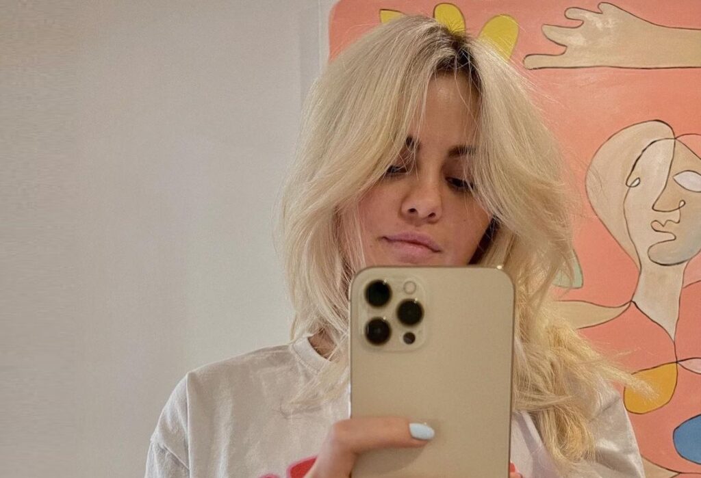 Selena Gomez sorprende en las redes con sus mechones rubios