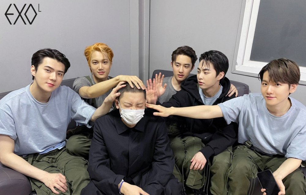 EXO despide a Chanyeol con su tradicional saludo grupal