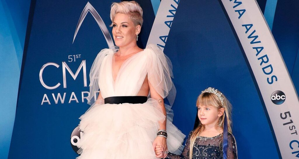 "All I Know So Far" de P!nk es la canción que abarca toda su vida y que transmite a su hija