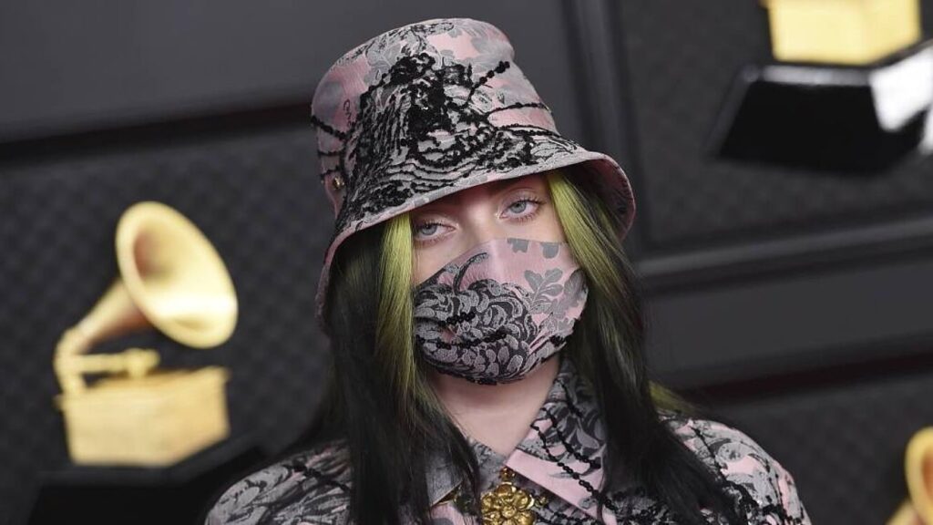Billie Eilish nos engaño a todos usando una peluca para no exponer su cabello rubio