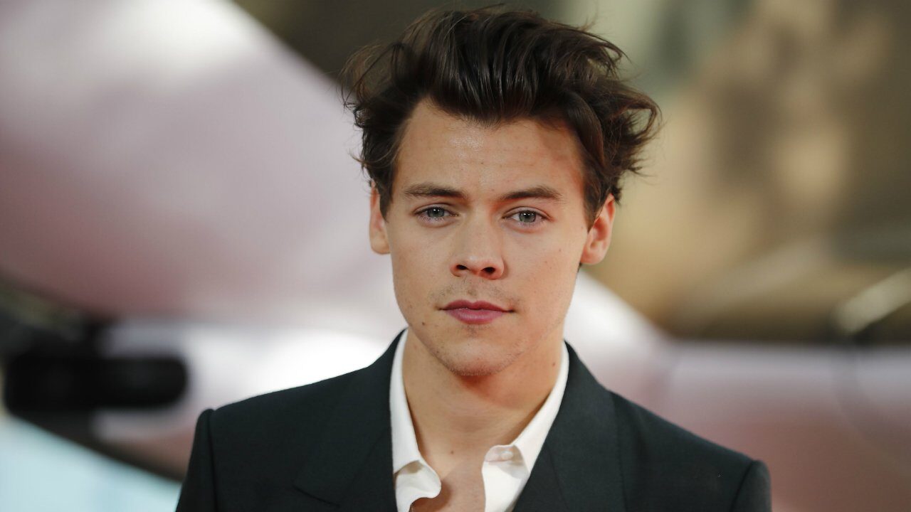 Harry Styles somete a su cuerpo descubierto a las bajas temperaturas