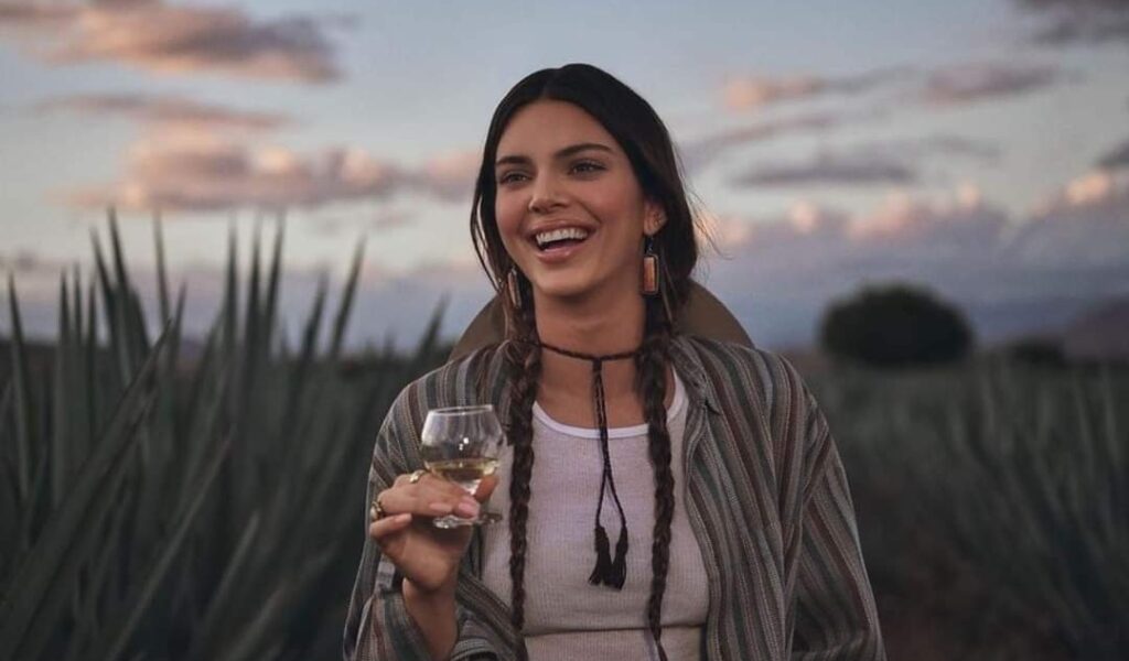 Kendall Jenner bajo fuego por apropiarse y burlarse de la cultura mexicana