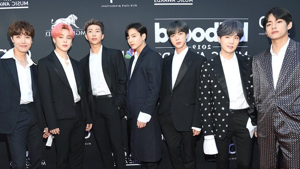 BTS sorprende a sus fans latinoamericanos en su concierto online con una presentación especial en español