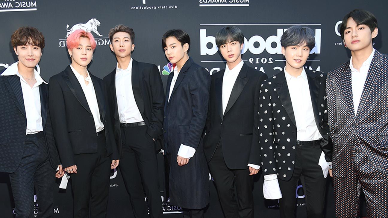 BTS sorprende a sus fans latinoamericanos en su concierto online con una presentación especial en español