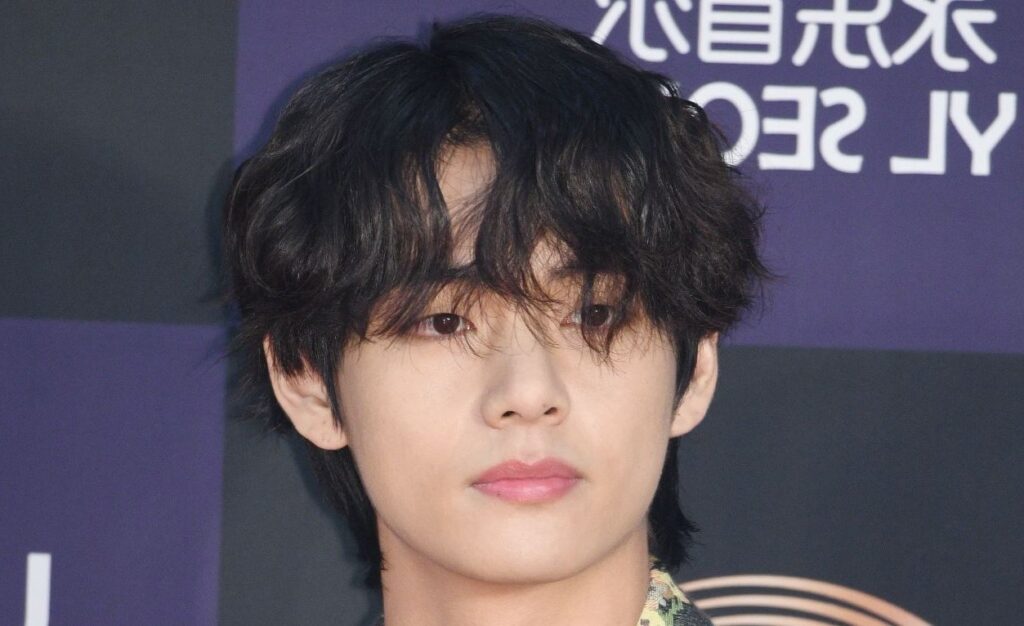 Empresa china bajo fuego por colocar valla publicitaria de Taeyung de BTS sin permiso de ley