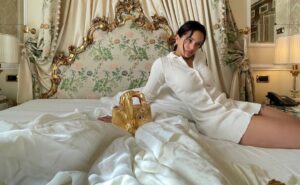 La Rosalía enciende las redes sociales por usar un bolso de oro con forma de pene y recibe críticas