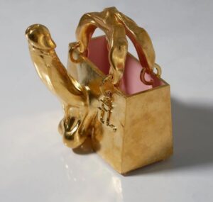 La Rosalía enciende las redes sociales por usar un bolso de oro con forma de pene y recibe críticas