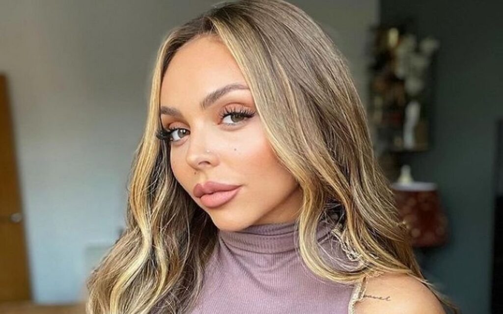 Jesy Nelson comparte un baño de burbujas con una amiga mientras celebra su cumpleaños