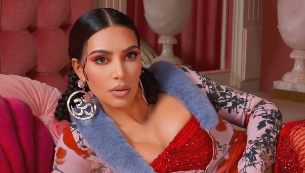 Kim Kardashian es fuertemente criticada por usar como accesorio un símbolo religioso hindú