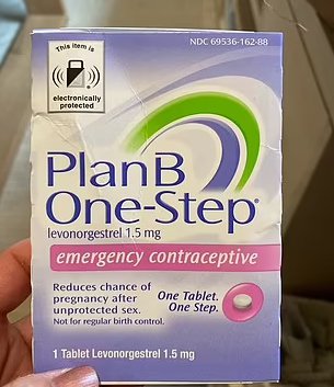 Kim Kardashian recibe lujoso anillo de compromiso y píldoras Plan B de un desconocido Kim Kardashian recibe lujoso anillo de compromiso y píldoras Plan B de un desconocido