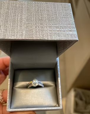 Kim Kardashian recibe lujoso anillo de compromiso y píldoras Plan B de un desconocido Kim Kardashian recibe lujoso anillo de compromiso y píldoras Plan B de un desconocido