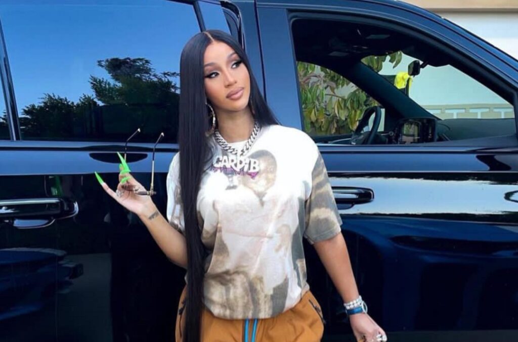 Cardi B habla sobre su sexualidad y responde acusaciones de 'queerbaiting'