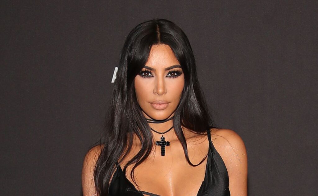 Kim Kardashian va al Vaticano con un vestido inspirado en la caza de brujas