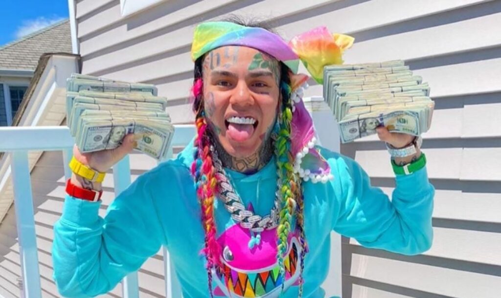 Rapero 6ix9ine se niega a ayudar a su padre que vive en indigencia