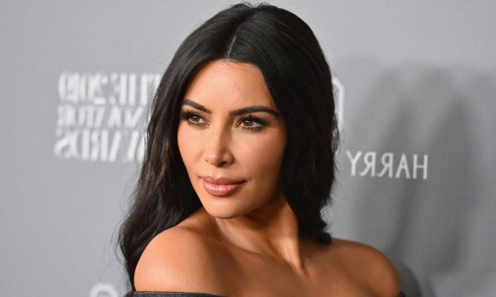 Kim Kardashian sobre su primer embarazo; 'Me sentaba en casa y lloraba todo el tiempo'