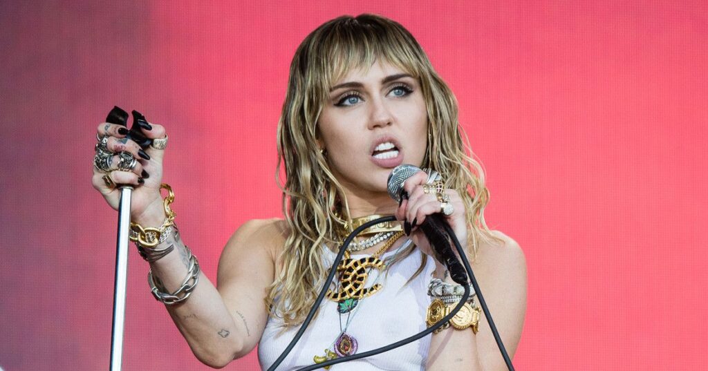 Miley Cyrus es cancelada tras ofrecerle un dialogo a DaBaby para 'aprender unos de otros'