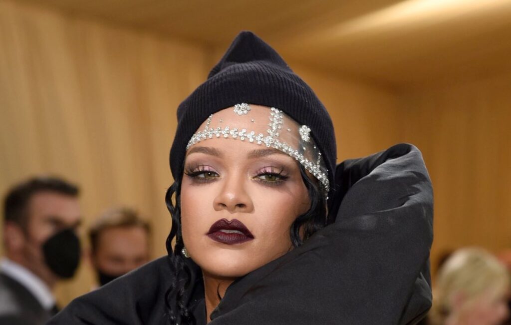 Fotógrafos se cayeron a golpes por Rihanna en la MET Gala