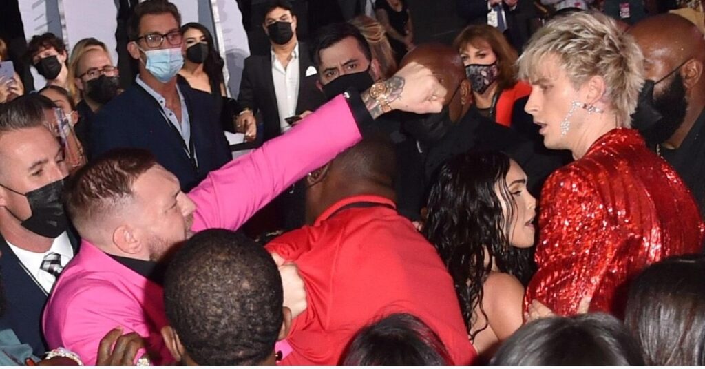 Conor McGregor se peleó con Machine Gun Kelly en la alfombra roja de los MTV VMAs(VÍDEO)